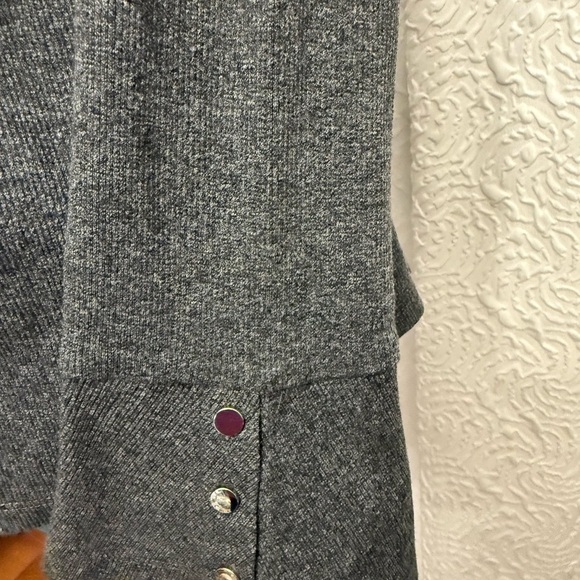 Chic Gray Sweater with Button Accents - Picture 5 of 7